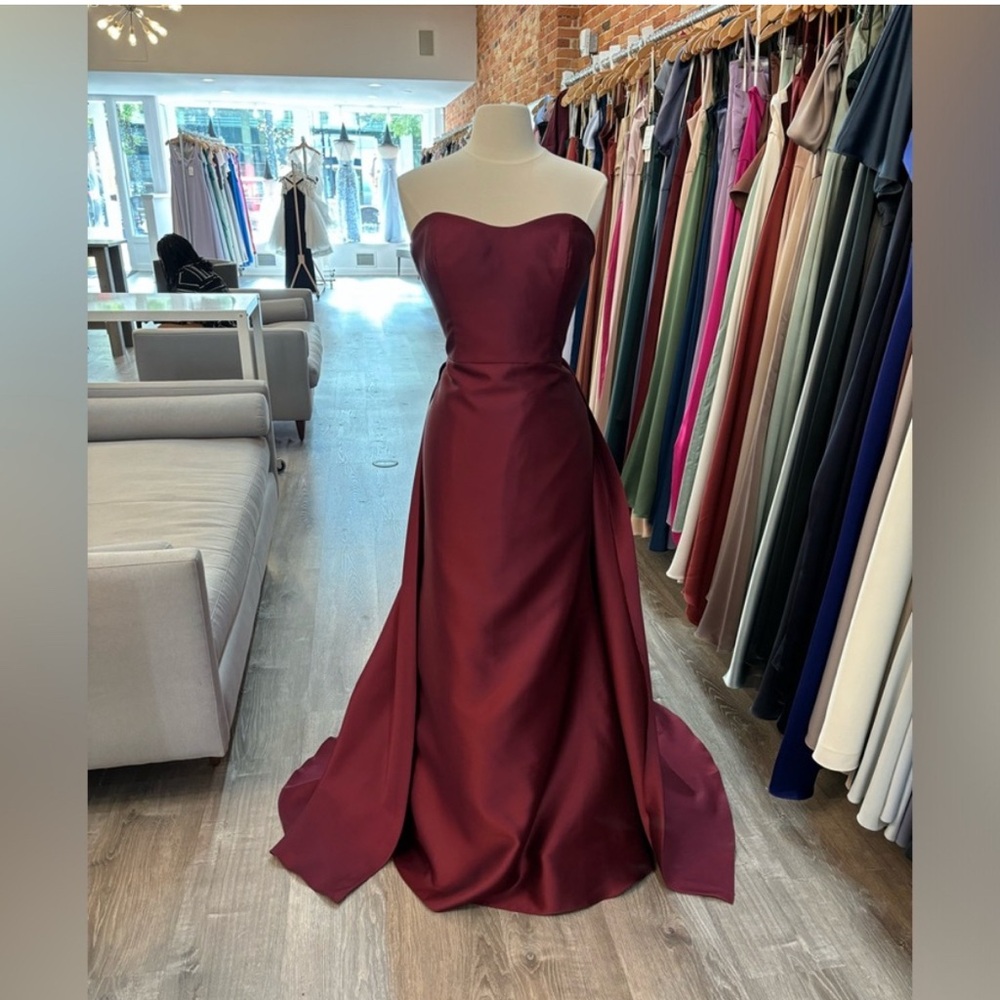 LAZARO - MIA STRAPLESS TRUMPET
TRAIN DRESS - BURGUNDY - SIZE 14